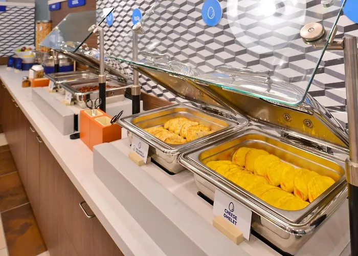 Holiday Inn Express & Suites - Dallas Market Center By Ihg