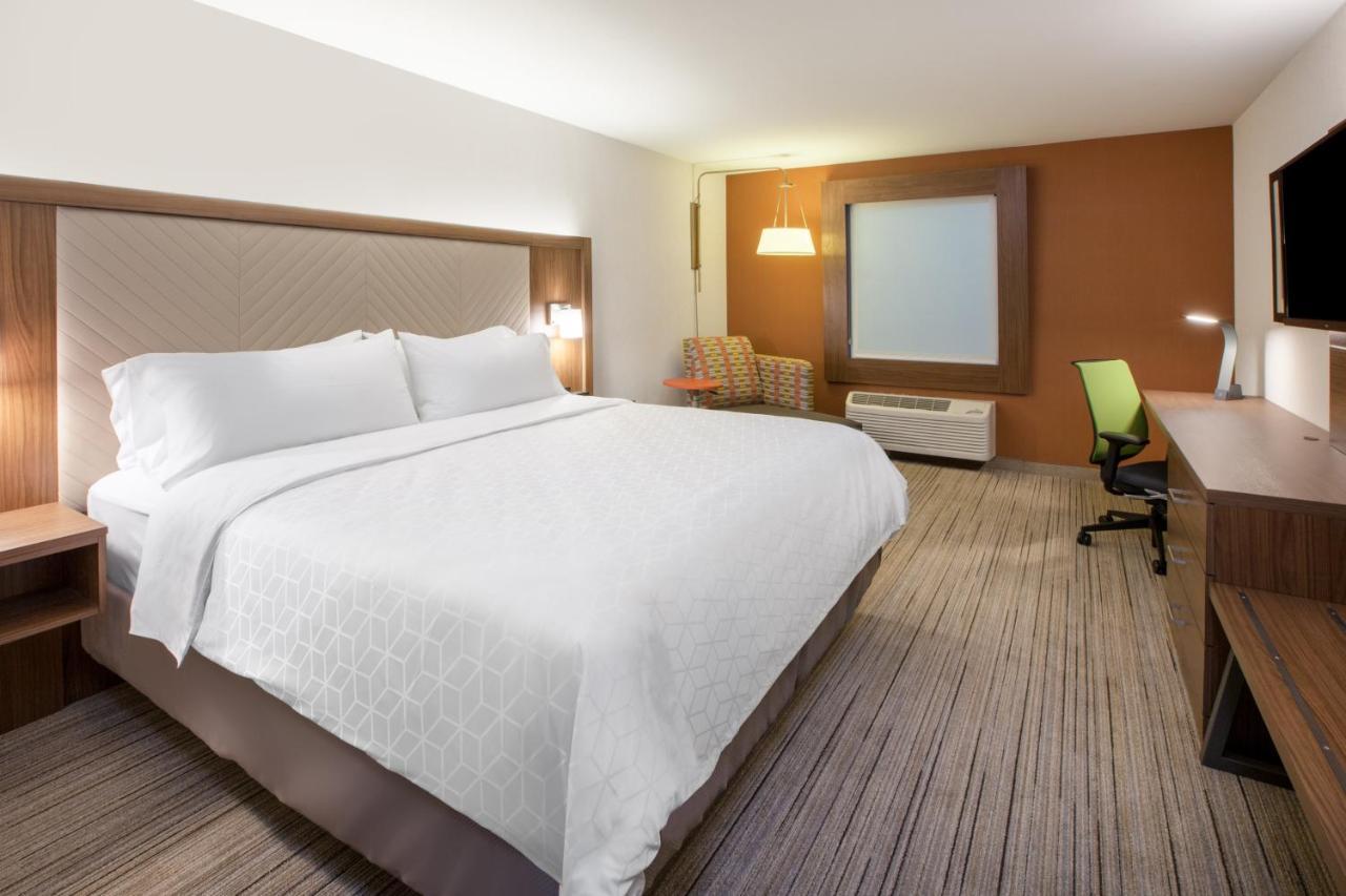 Holiday Express & - Market Center By Ihg Hotel