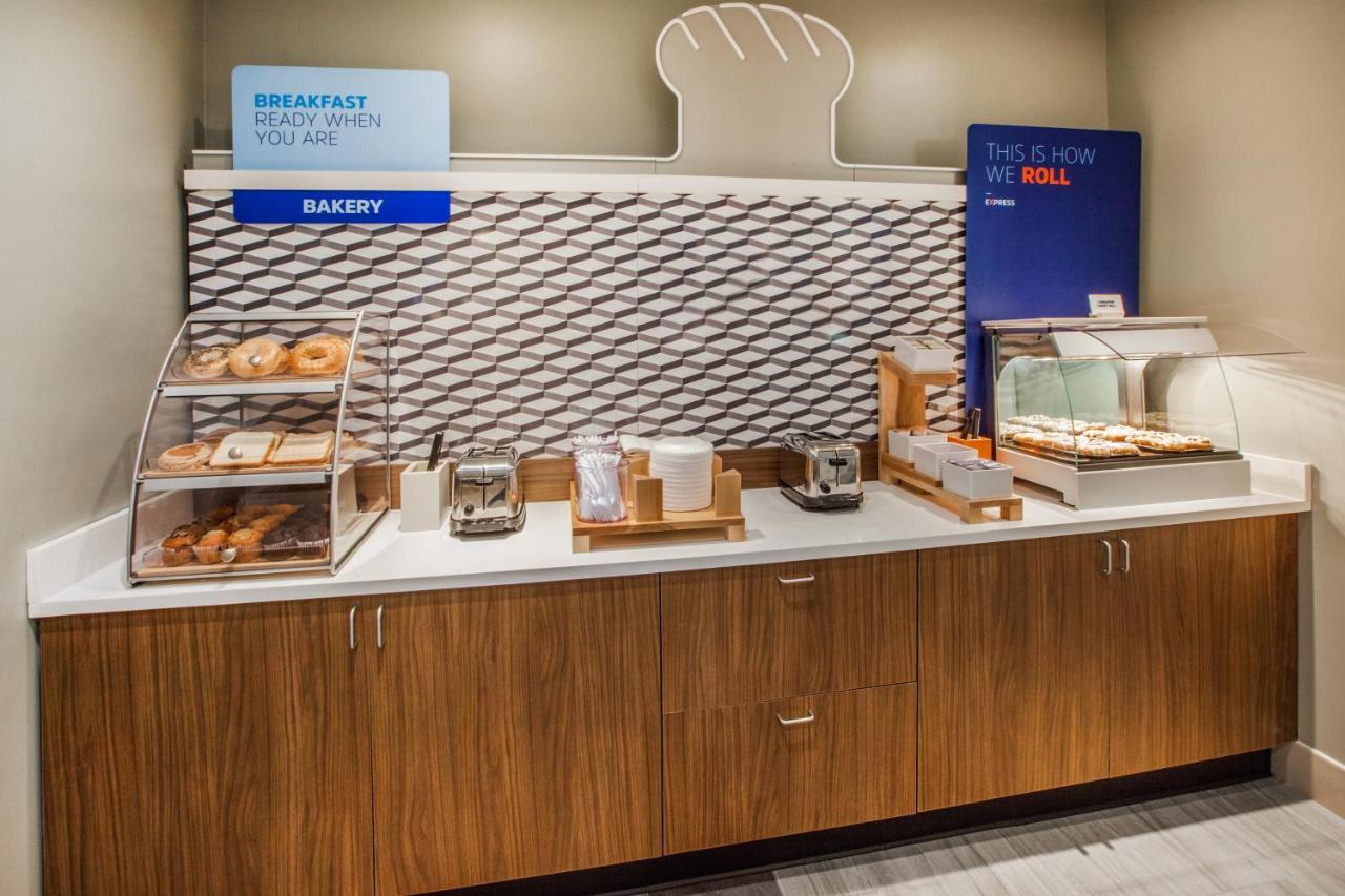 Holiday Express & - Market Center By Ihg Hotel Dallas